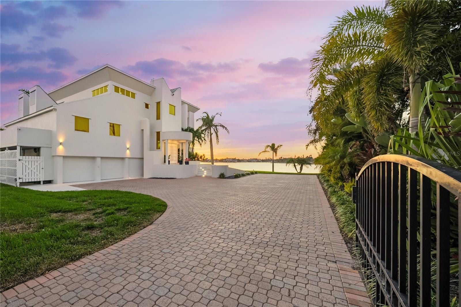 1400 Siesta Dr photo 3