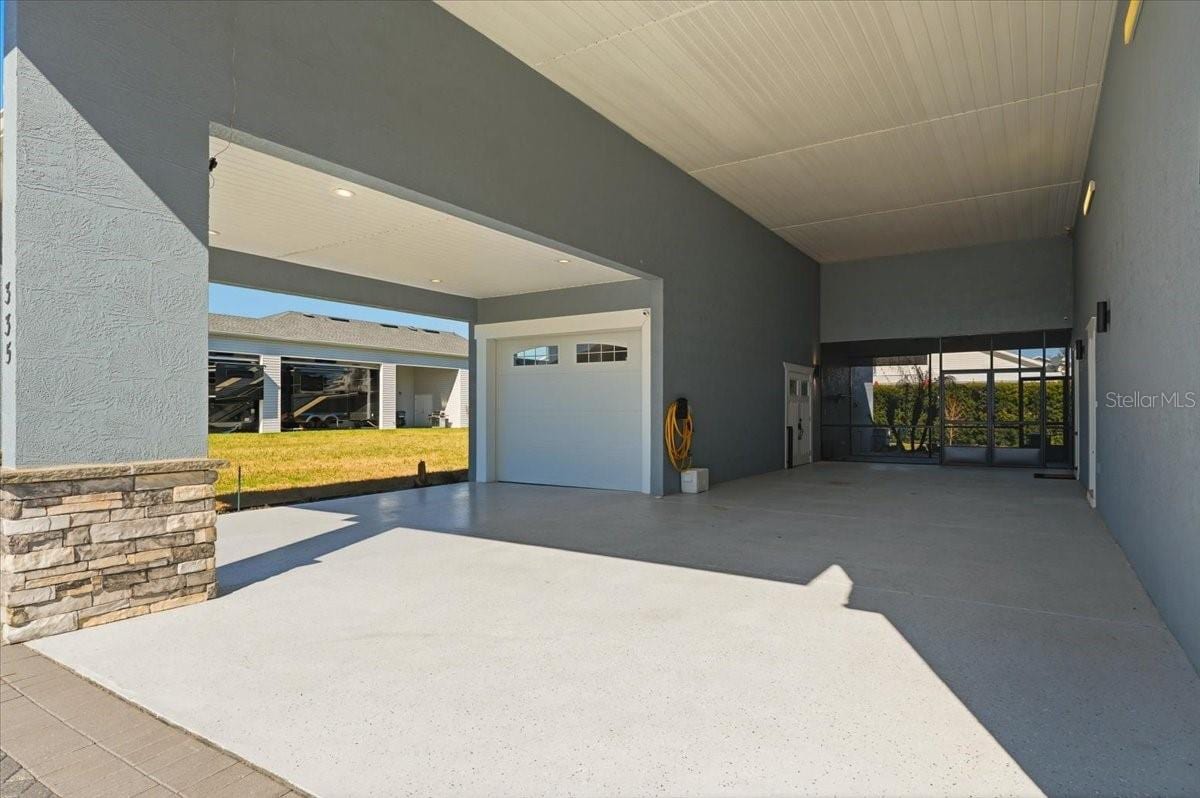 335 Travelers Dr photo 4