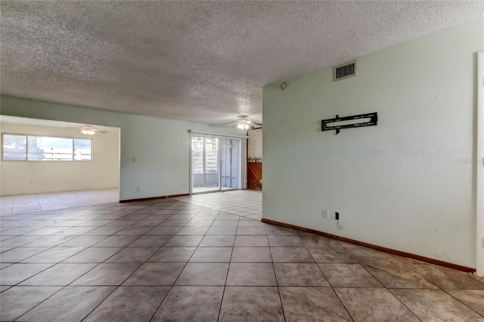 965 Whitman Dr photo 3