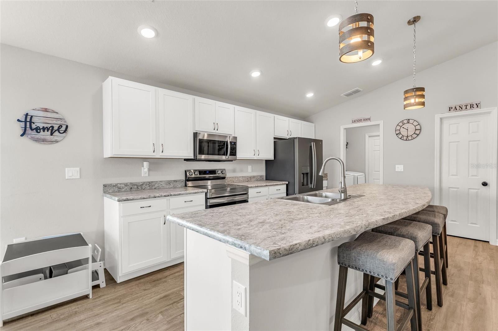 909 Inverness Way photo 4