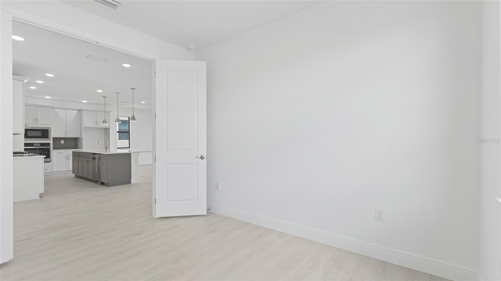 18211 Morgan Dr photo 4