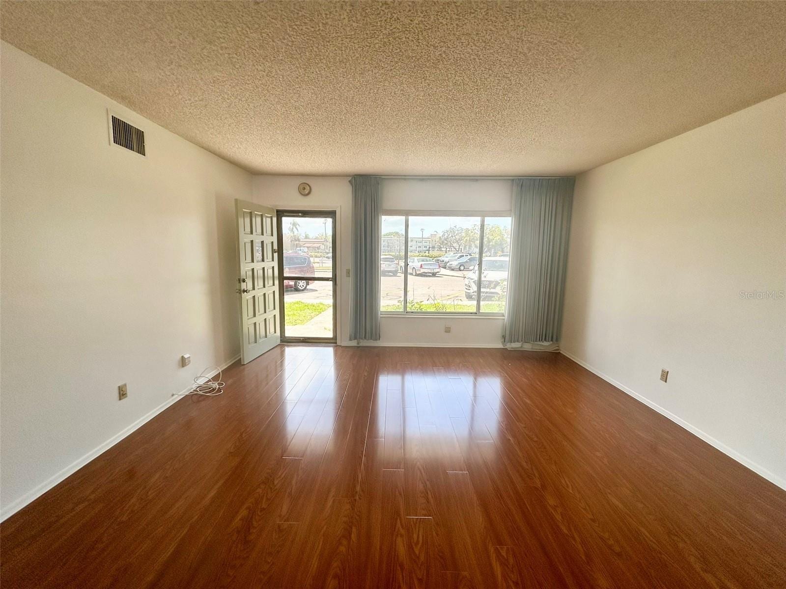 2400 Columbia Dr #18 photo 3