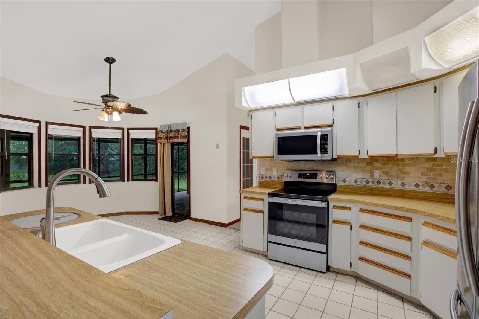 642 Erin Way photo 4
