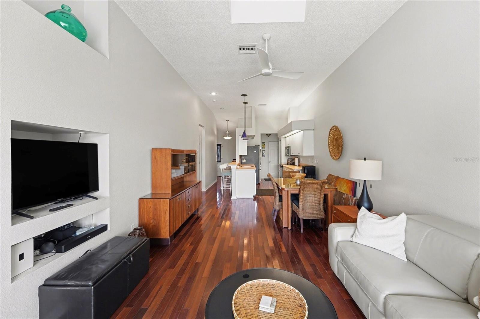 209 Hemingway Dr photo 2