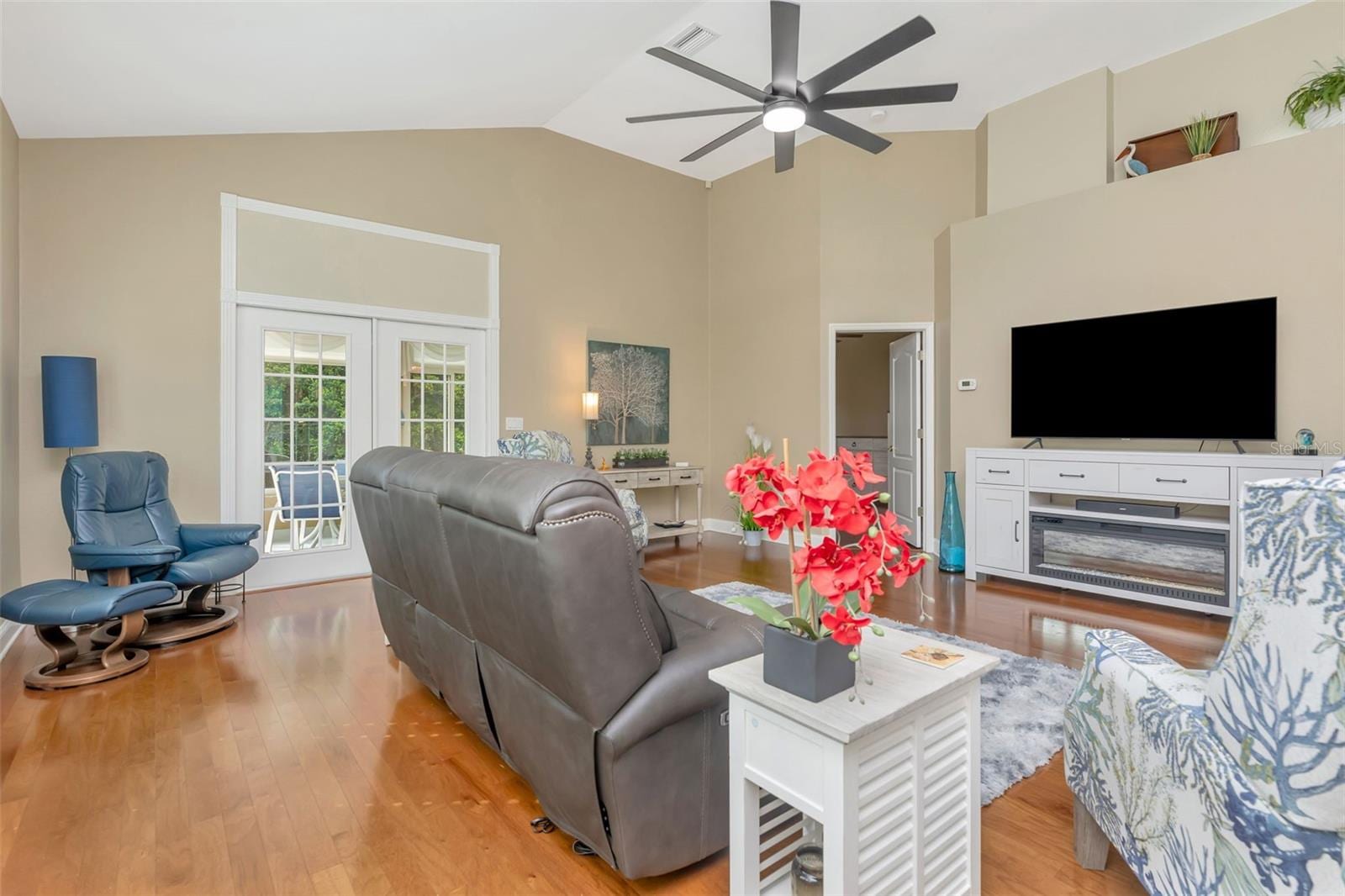 1194 Royal Blvd photo 5