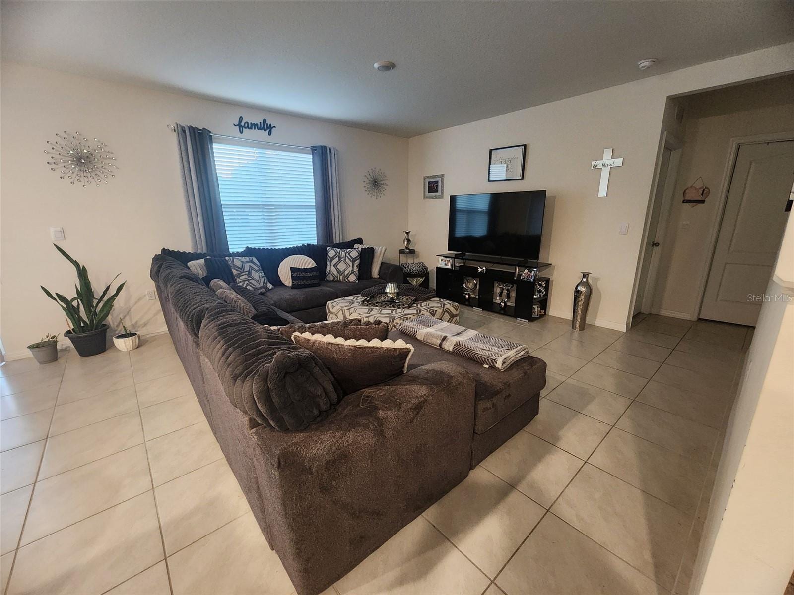 1075 Griffon Ave photo 3