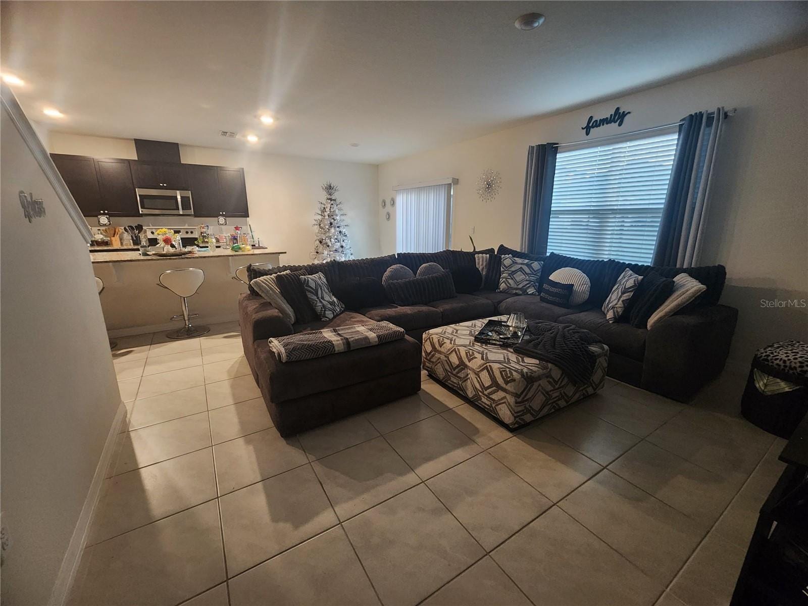 1075 Griffon Ave photo 4