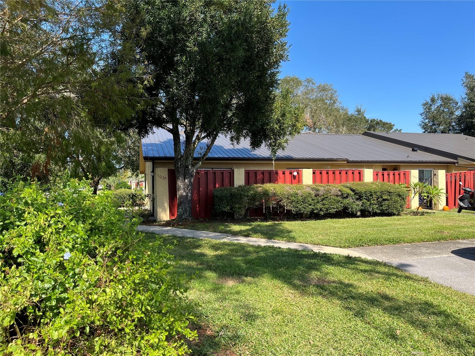 1039 Medinah Dr photo 2