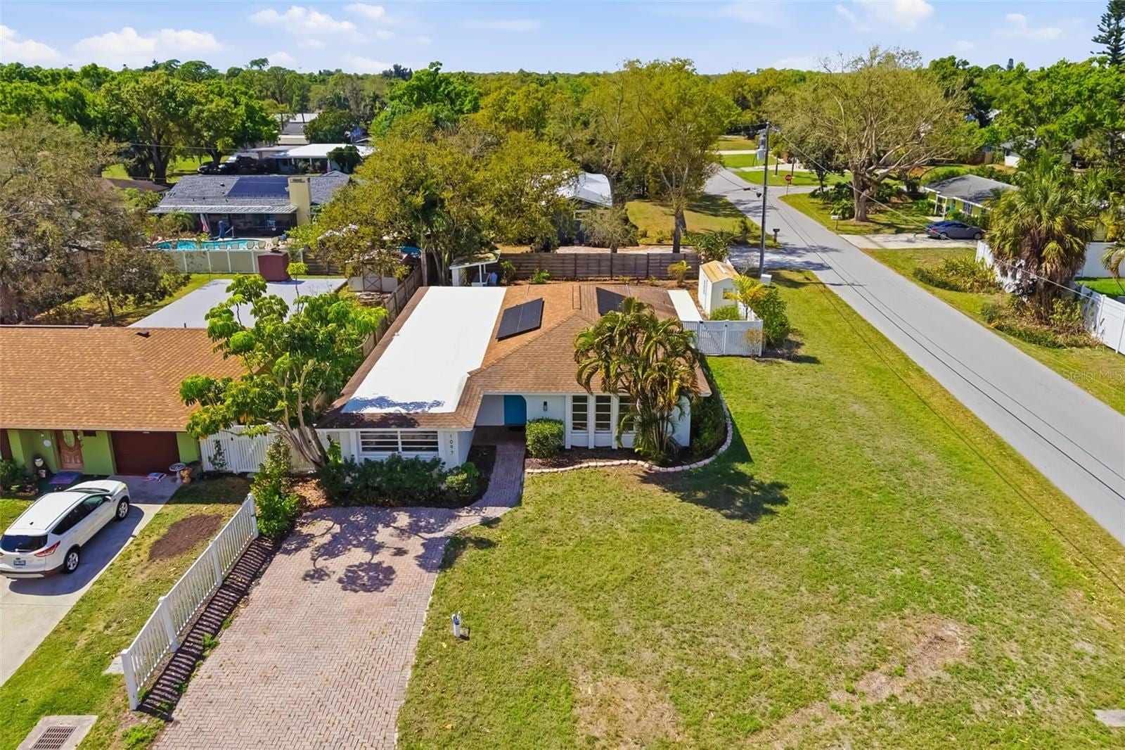 1097 Willis Ave photo 4