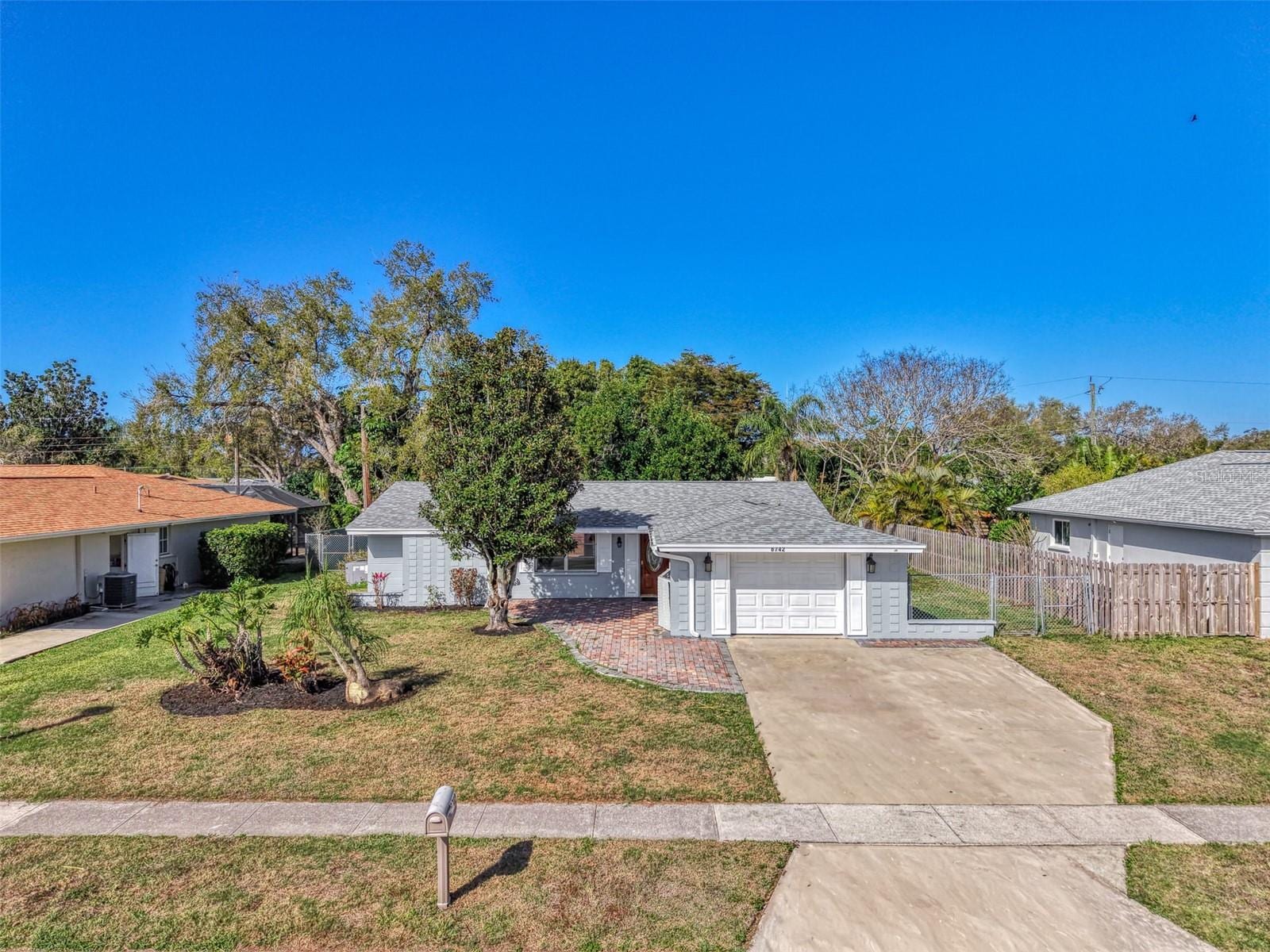 6742 Bowline Dr photo 4