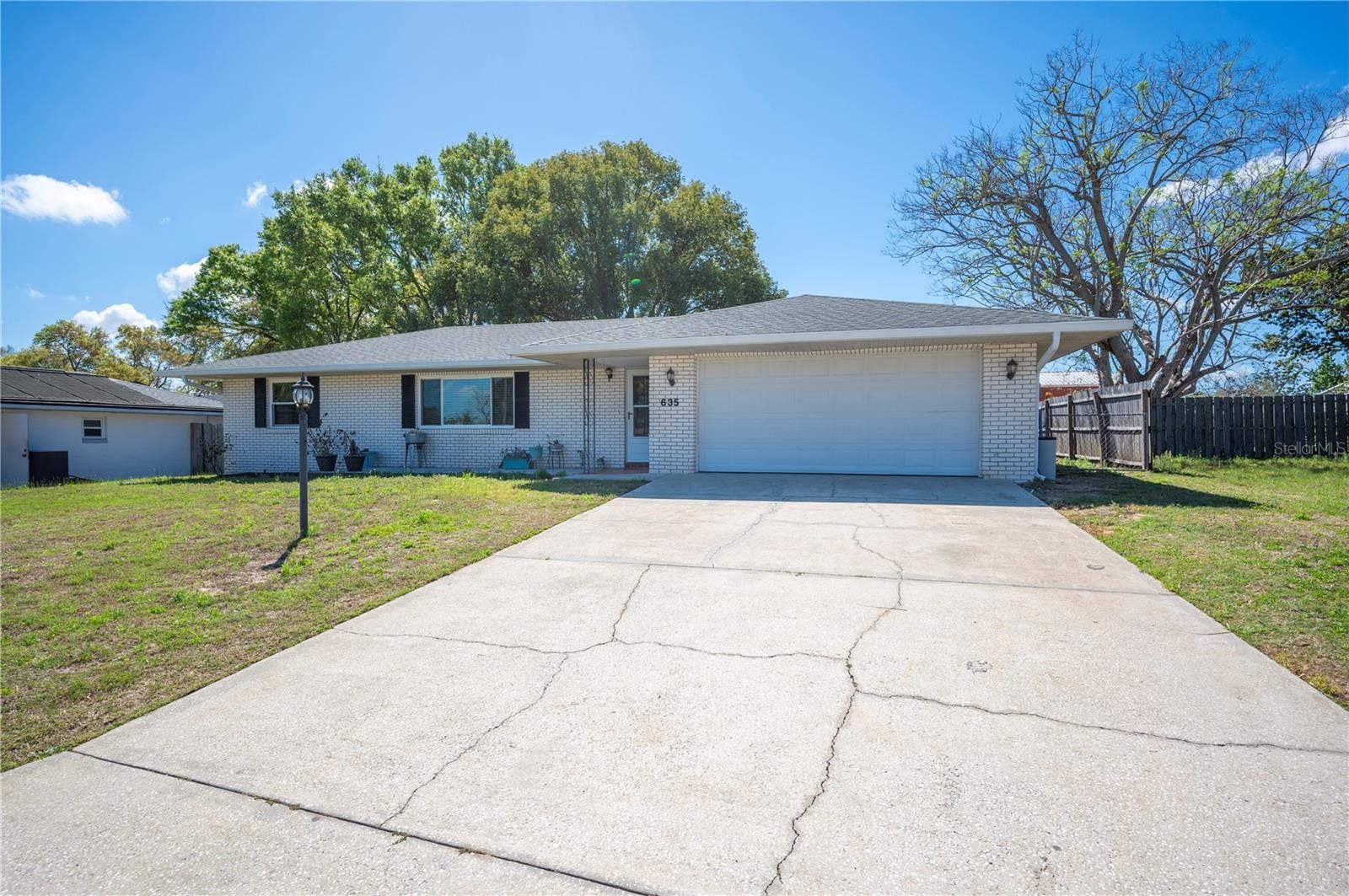 635 Hillside Cir photo 4