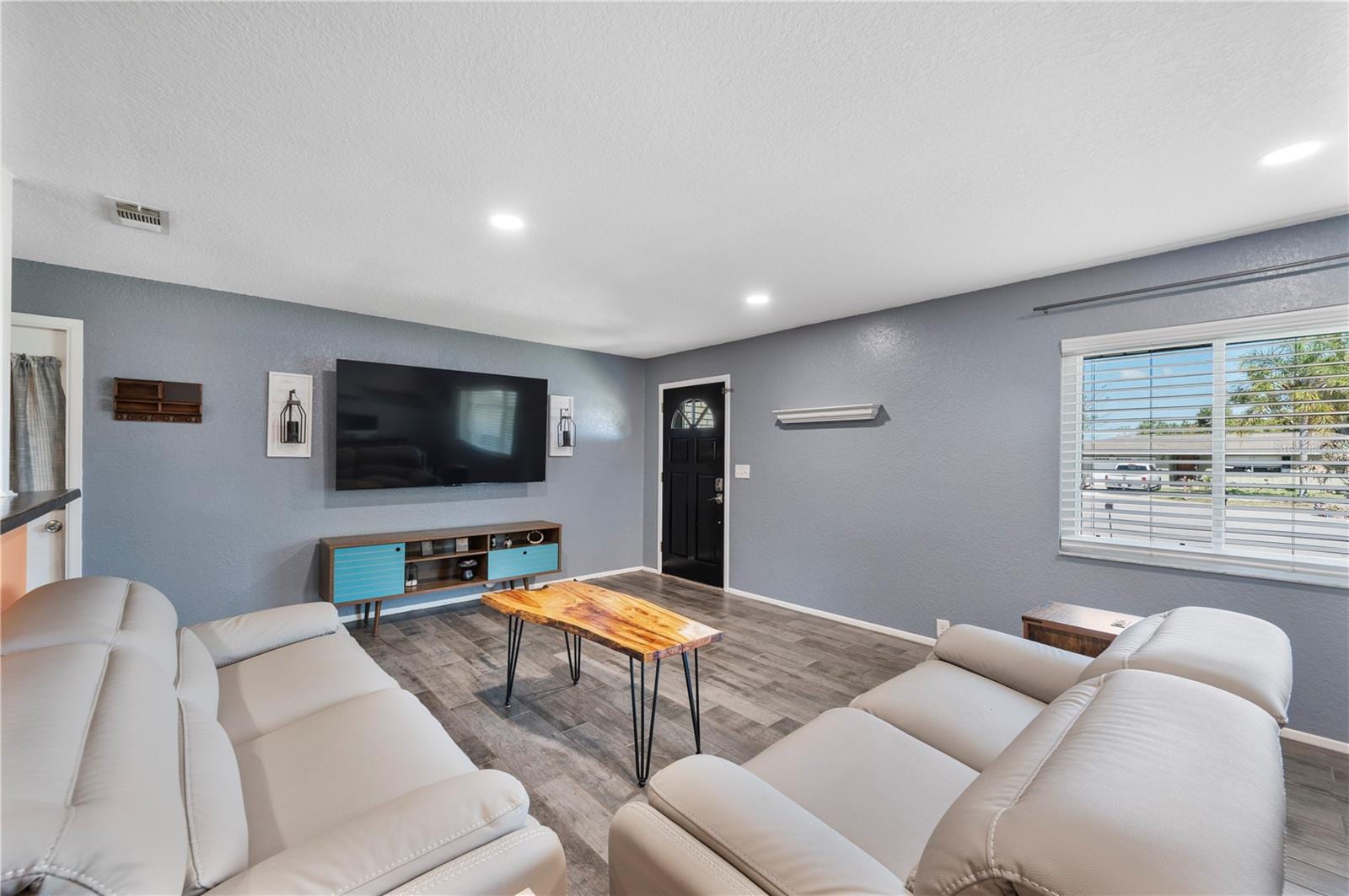 635 Hillside Cir photo 5