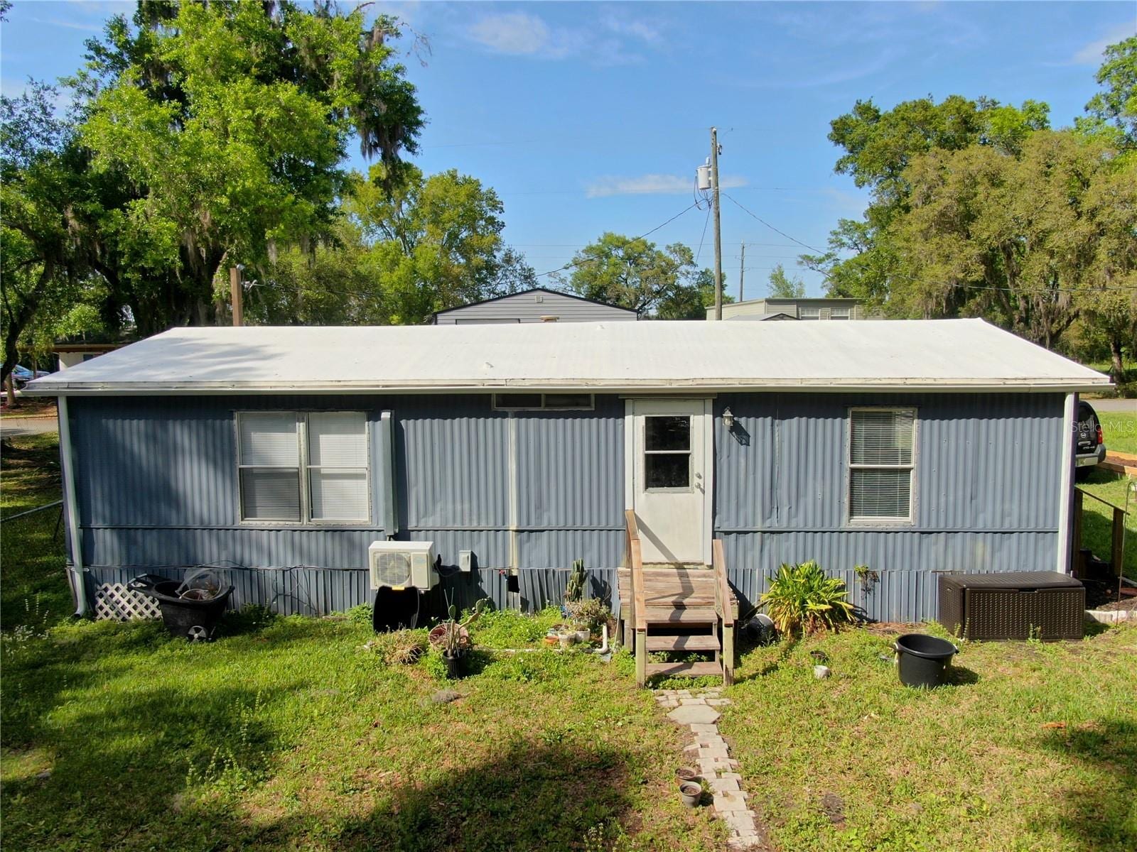 14618 Geneva Dr photo 2
