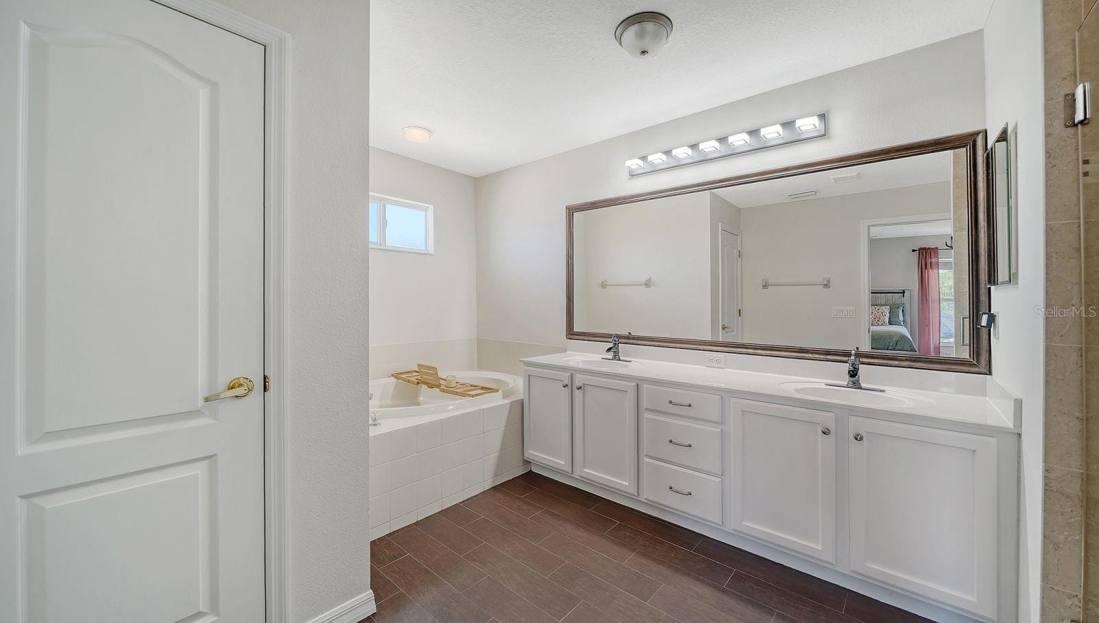 152 New Briton CT photo 4