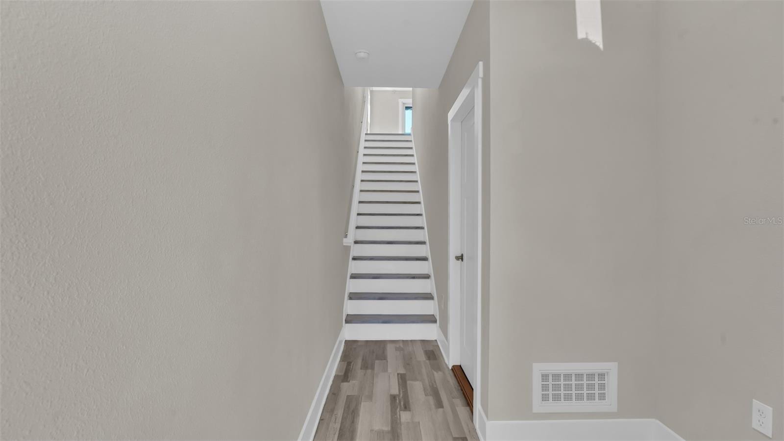 1237 Savona Dr NE photo 3
