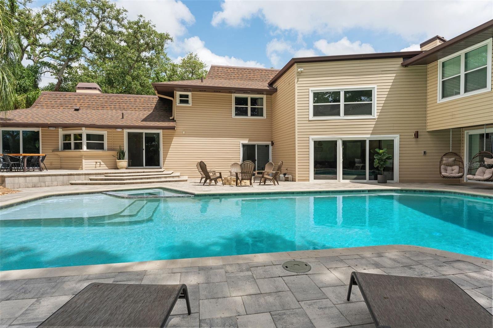 1584 Oak Lane photo 3