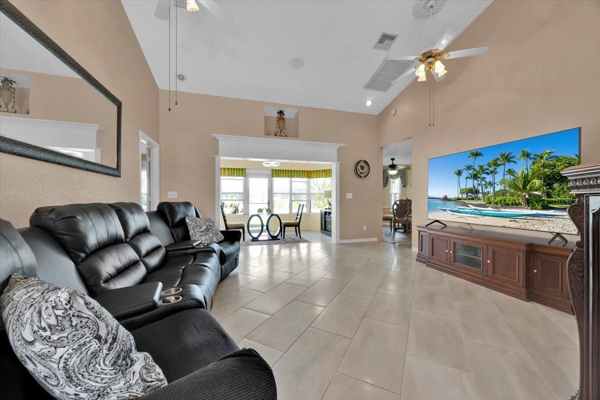 543 Clubhill Dr photo 3