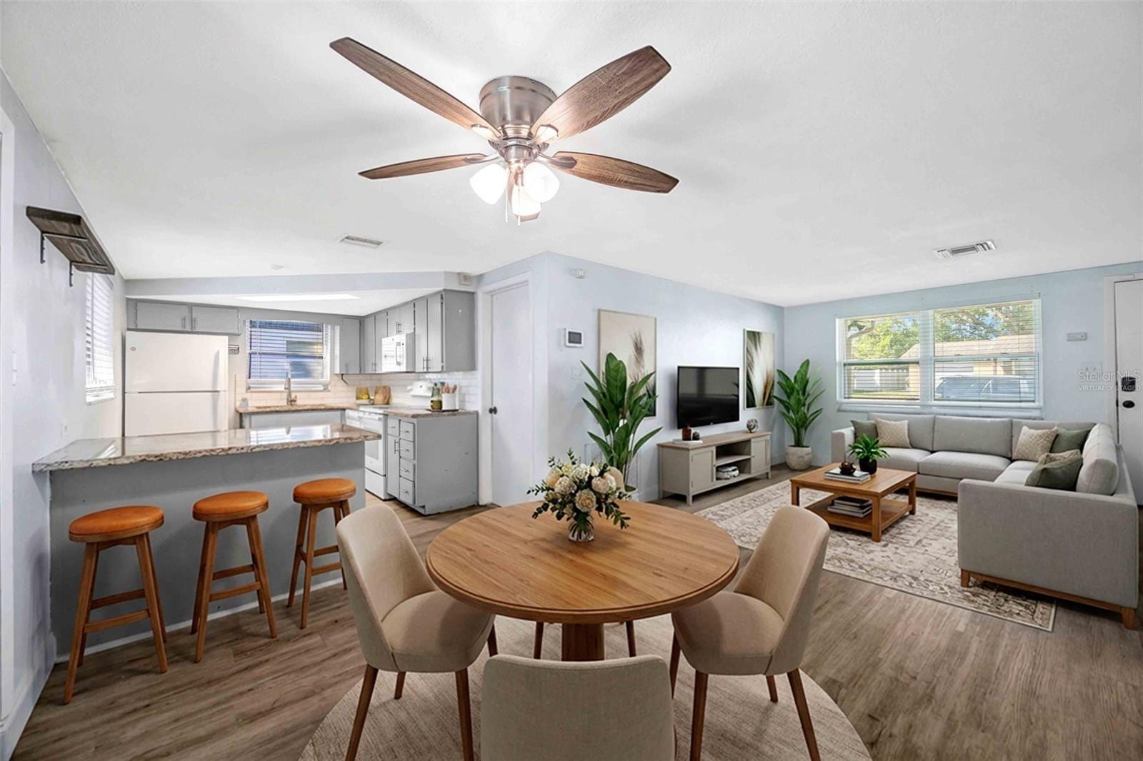 9040 Lunar Ln photo 3
