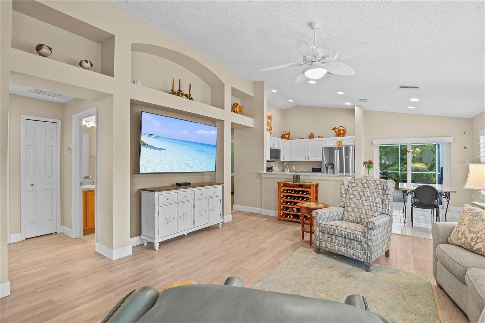 2945 Wood Pointe Dr photo 4