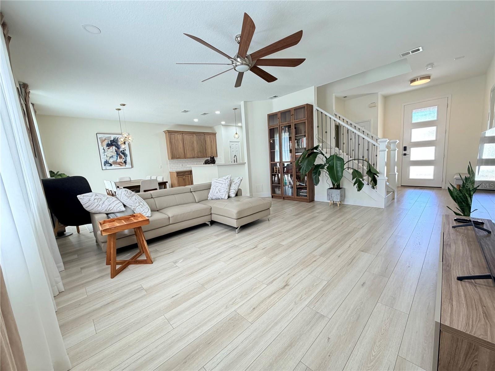 17532 Queensland St photo 3