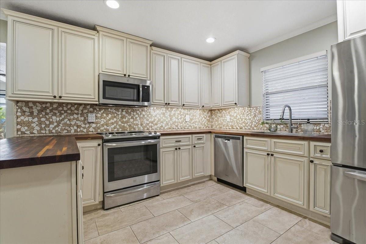 1467 Georgetowne Dr photo 4