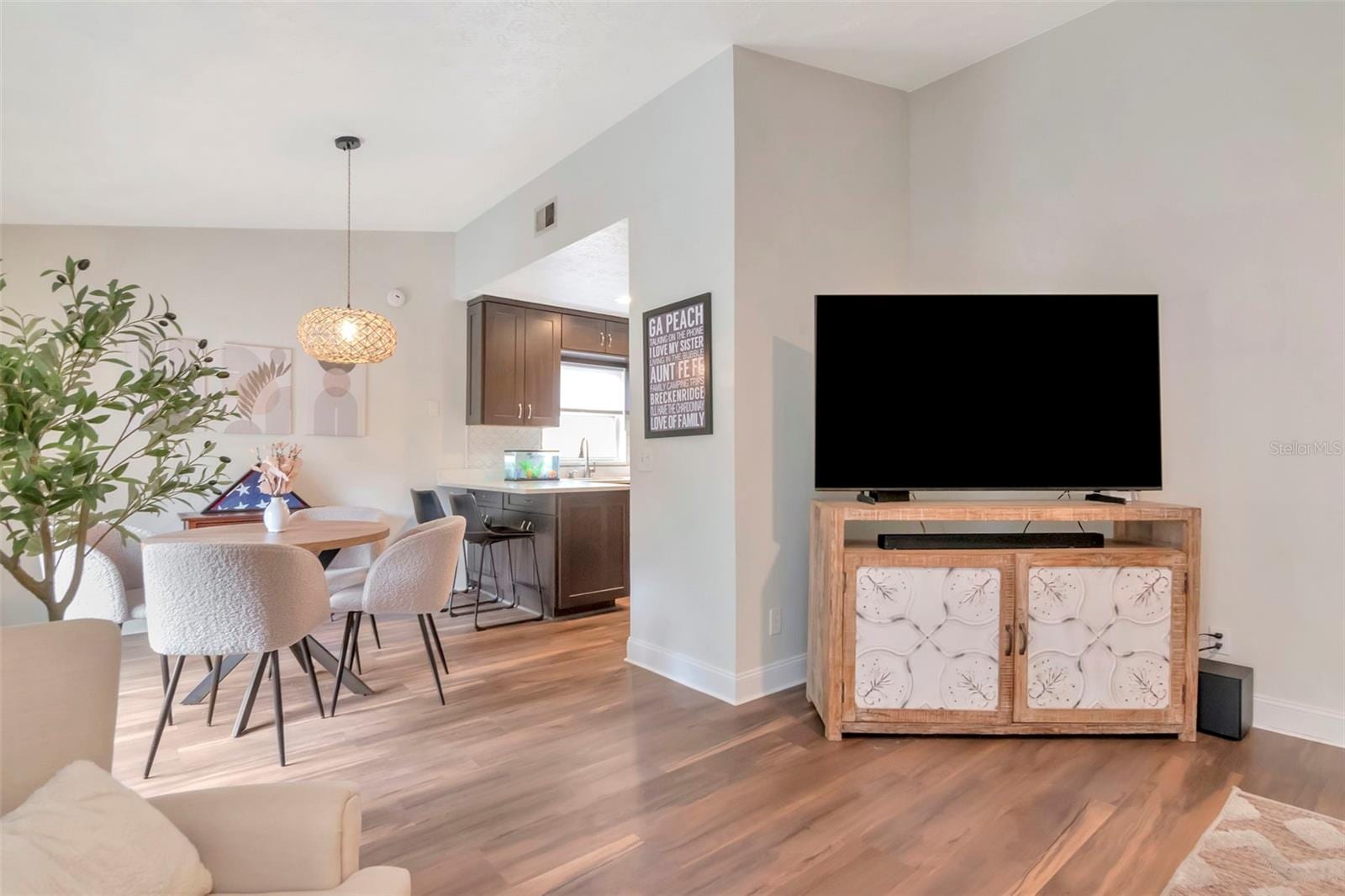 6806 S Gabrielle St photo 3