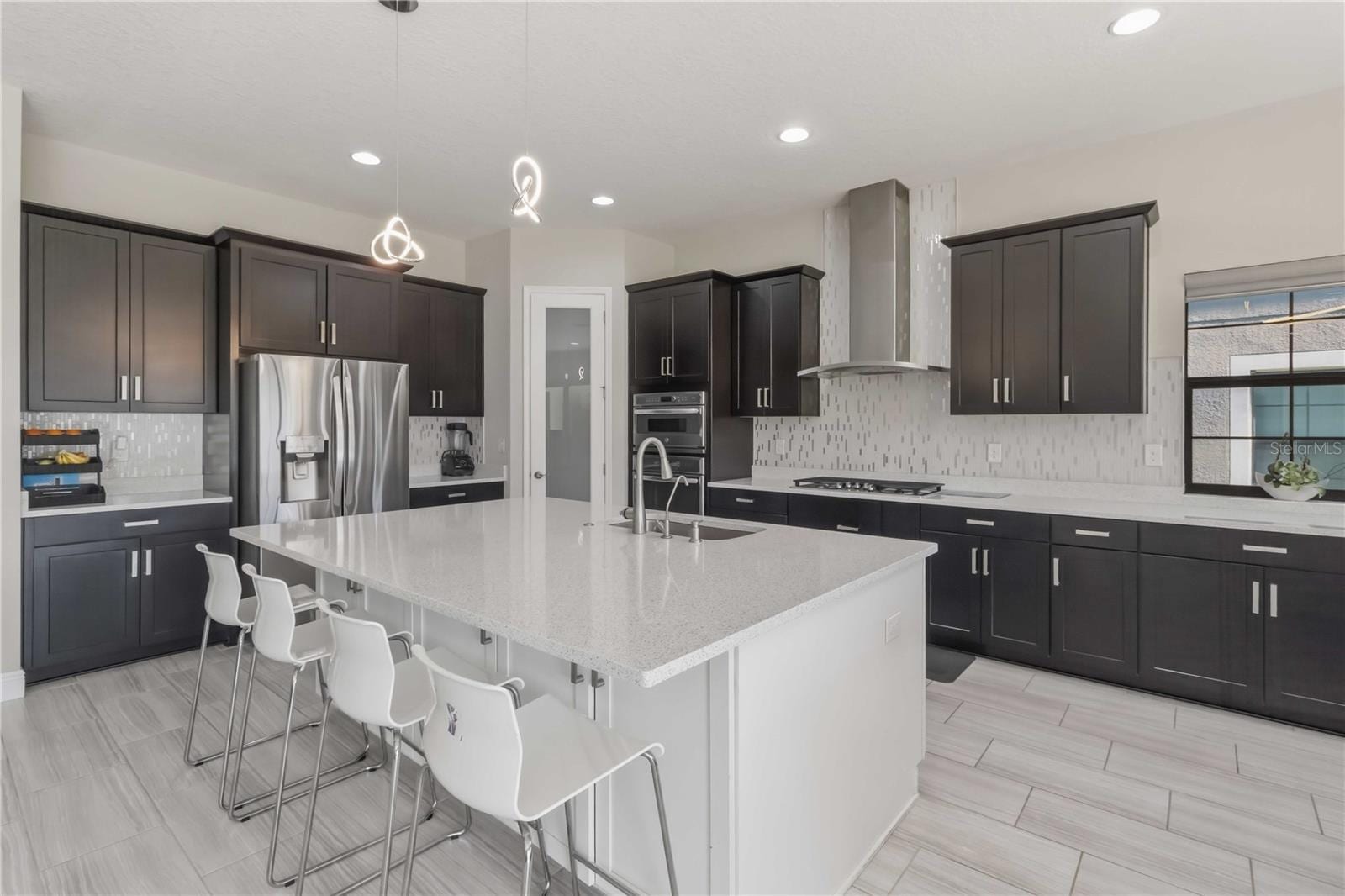 805 Viscount St photo 4
