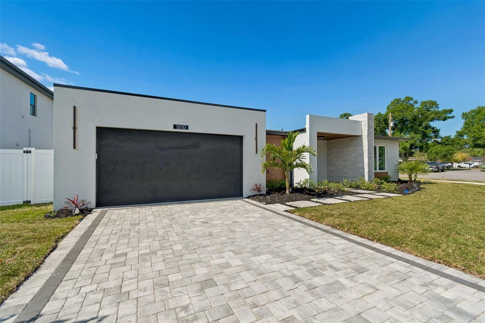 1810 W Erna Dr photo 4