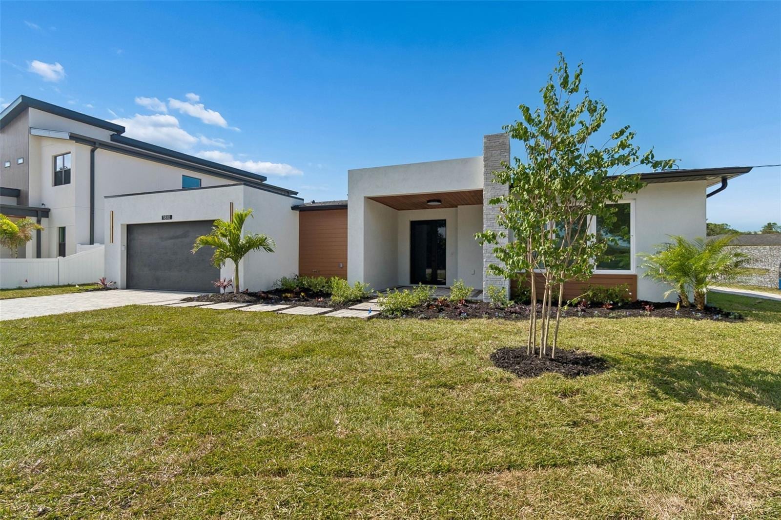 1810 W Erna Dr photo 2