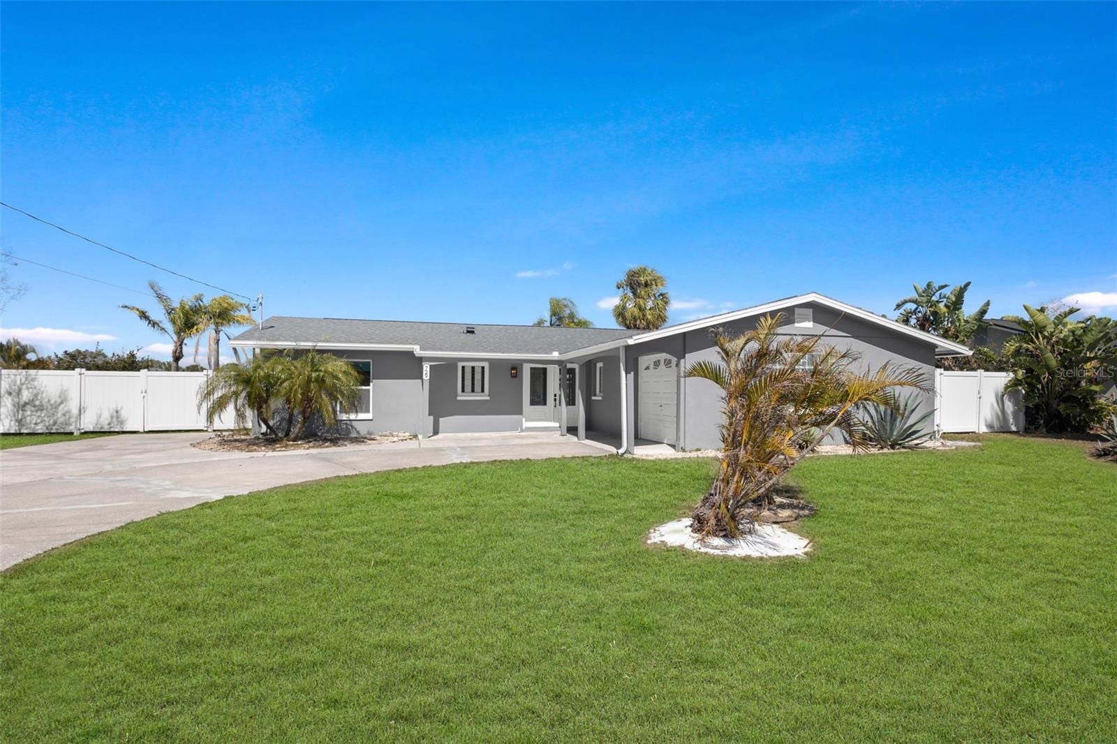 729 Spanish Main Dr photo 2