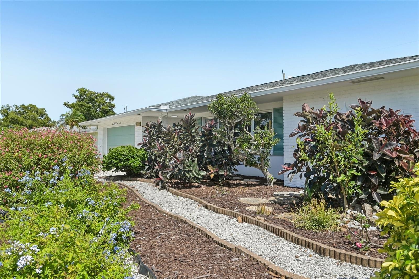6735 Keystone Dr photo 3