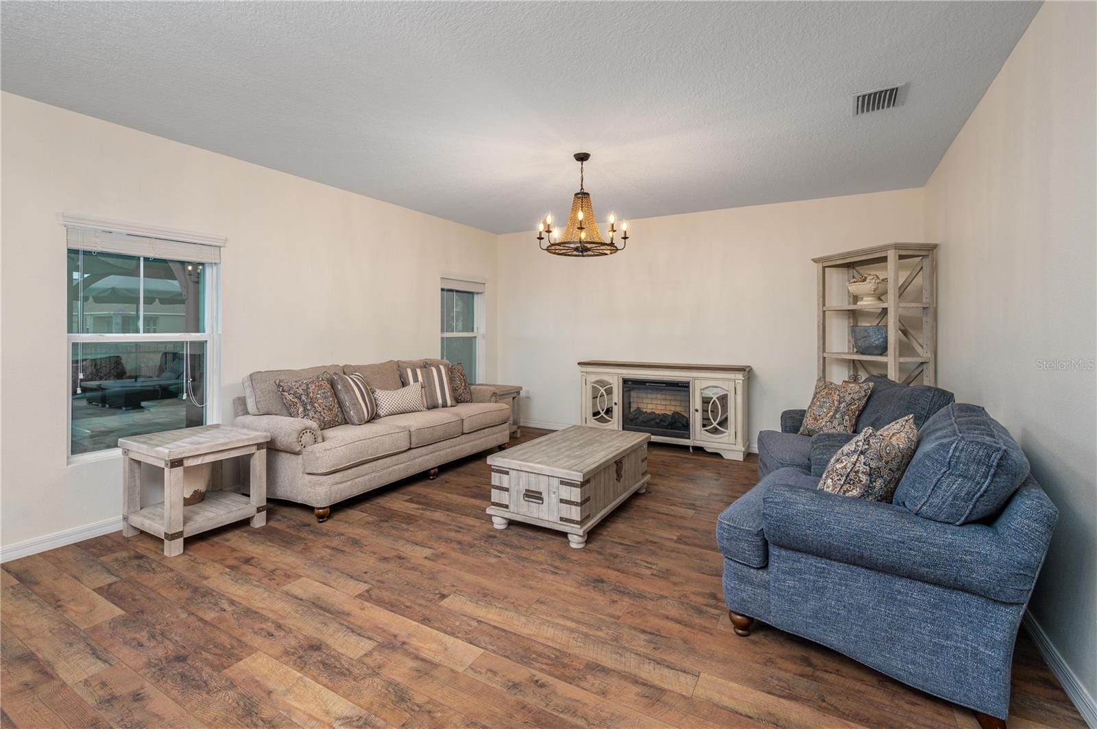 1491 Axel Cir photo 3