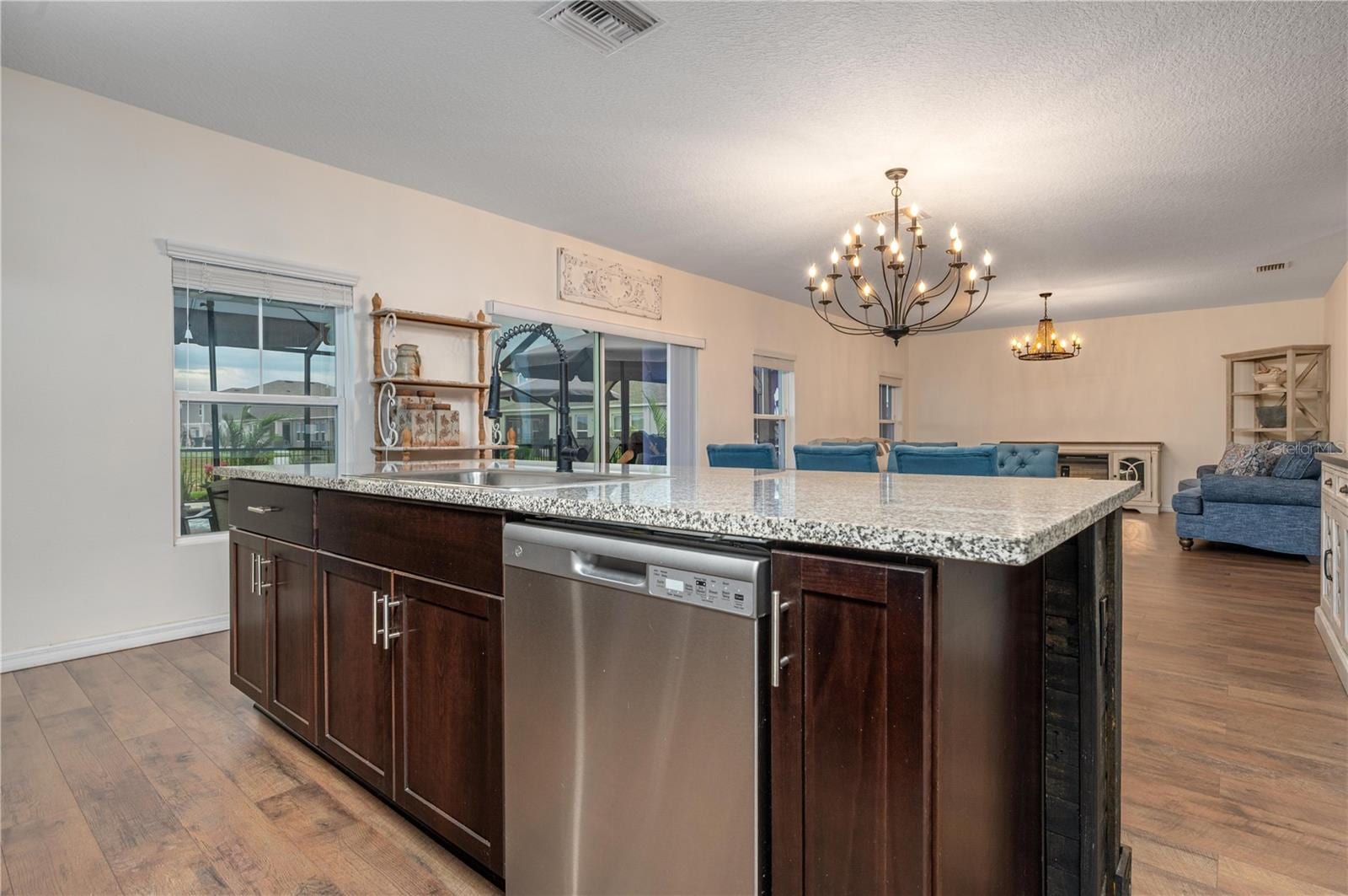 1491 Axel Cir photo 4
