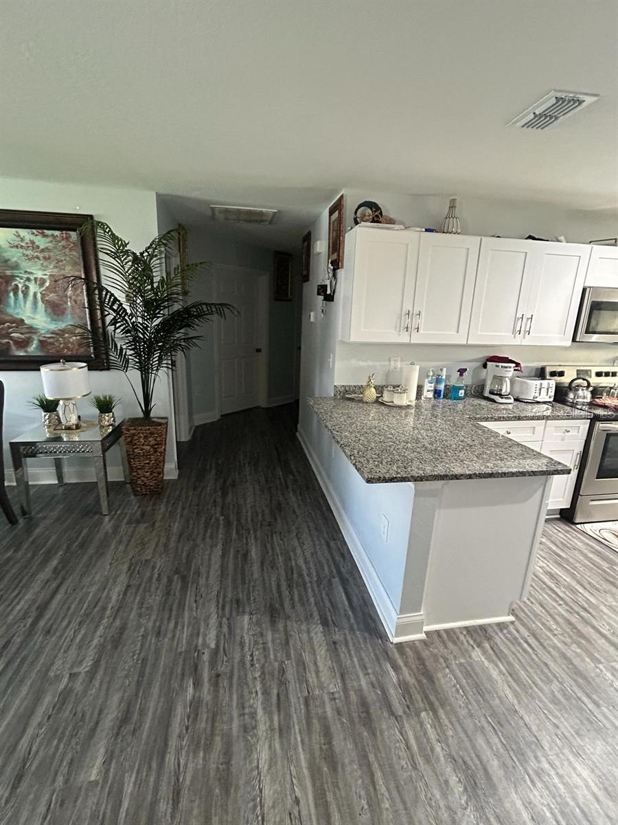 483 S Oak Ave photo 2