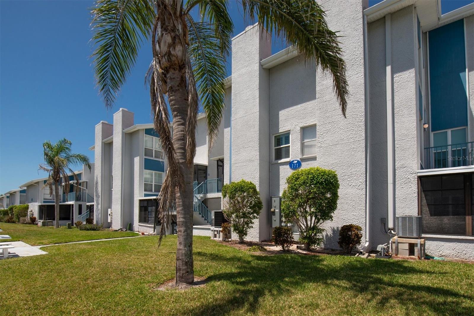 171 Medallion Blvd #F photo 1