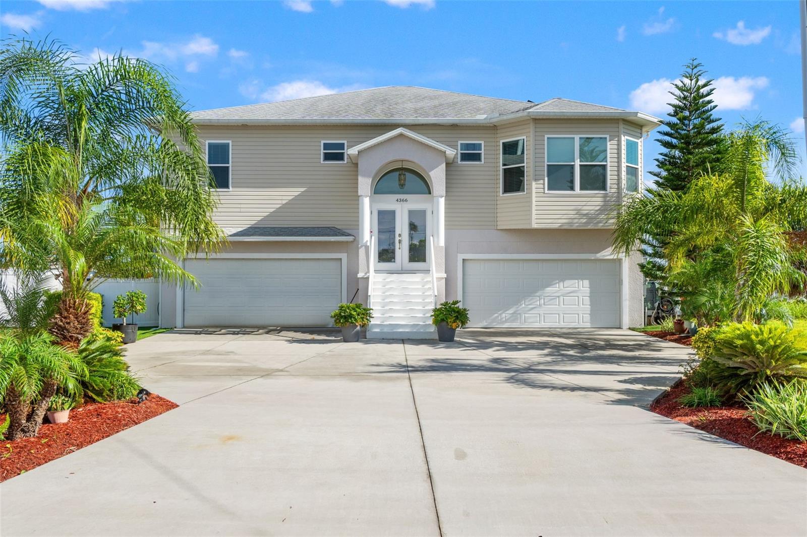 4366 6th Isle Dr photo 1