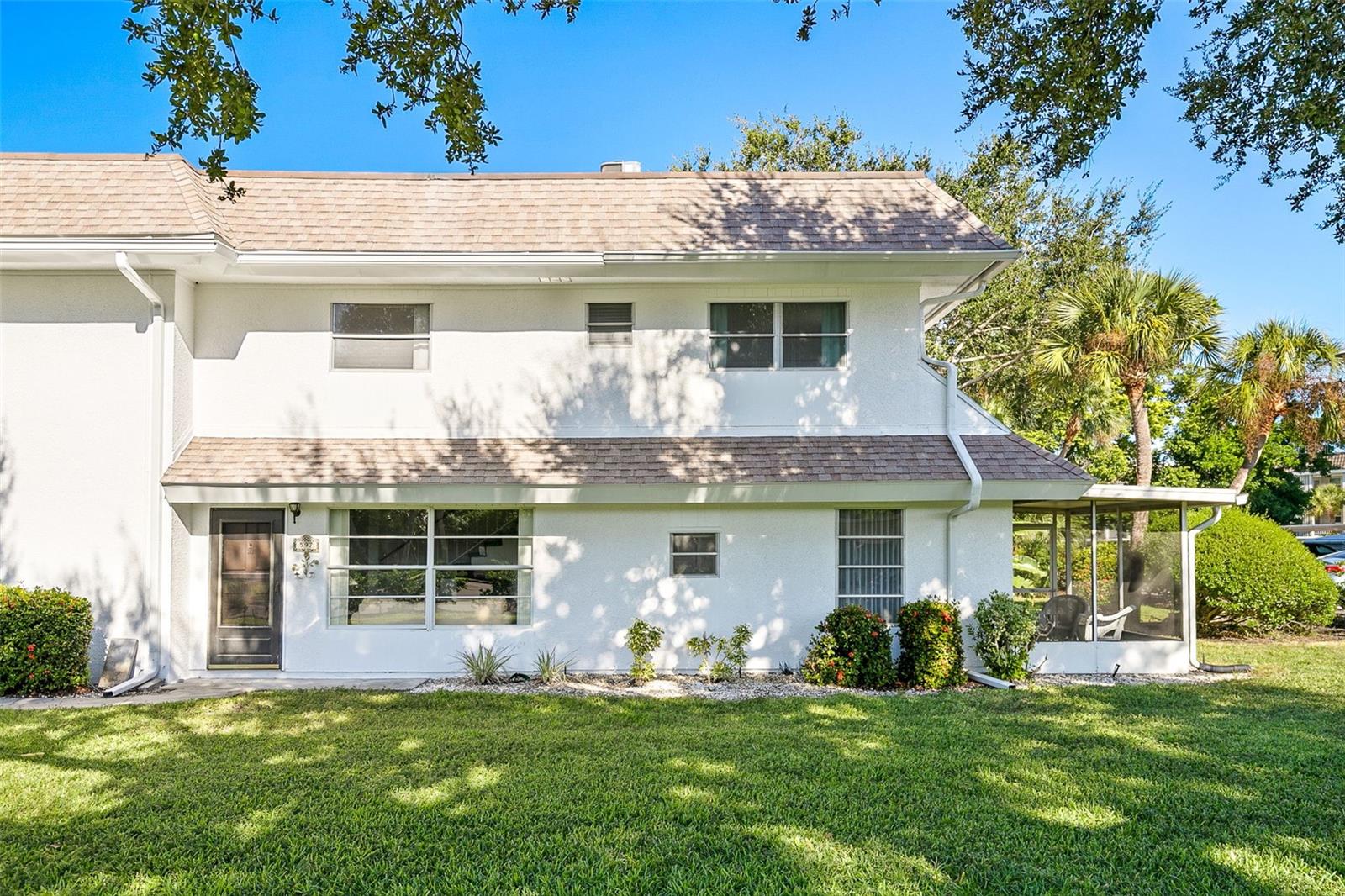 597 Sutton Pl photo 1