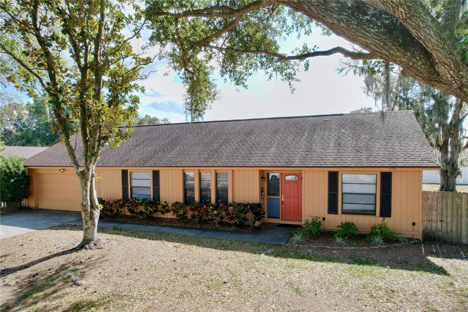2205 Roslyn Ln photo 1
