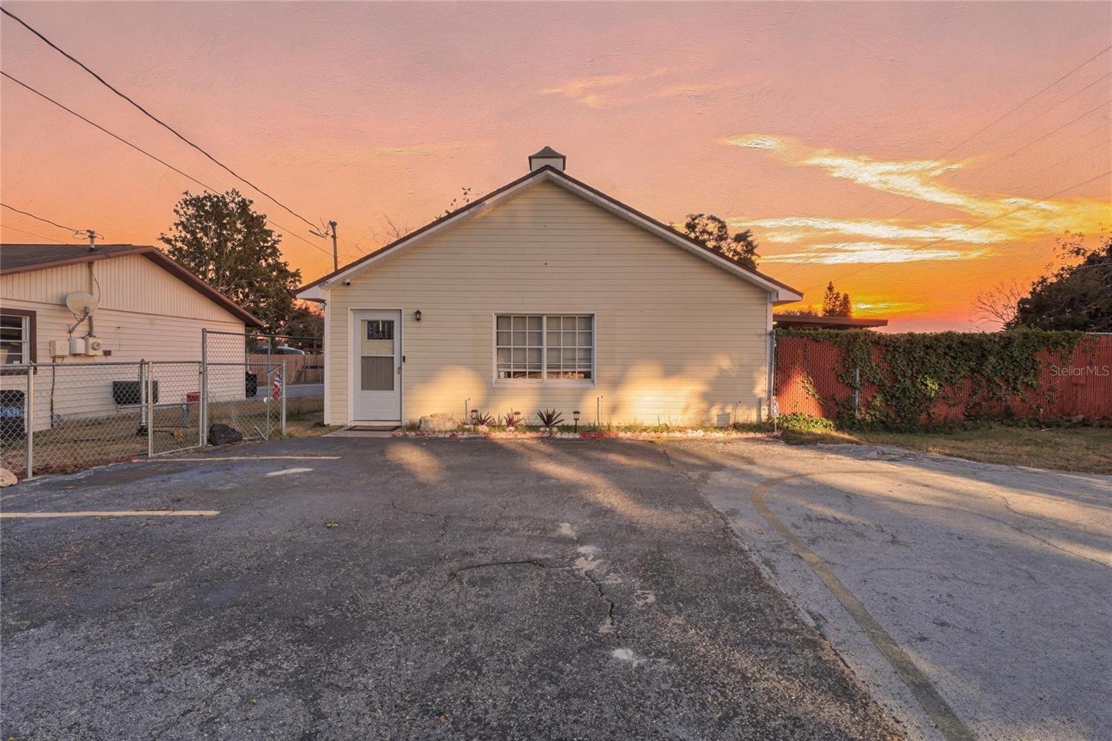 11004 Martha Ave photo 1