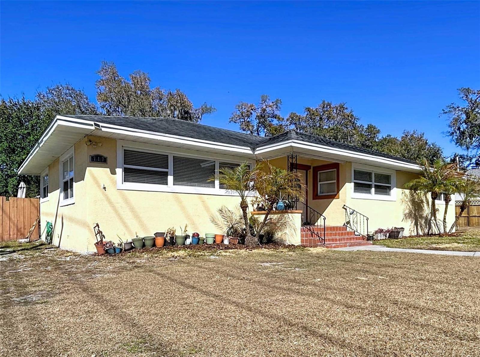 717 W End Cres N photo 1