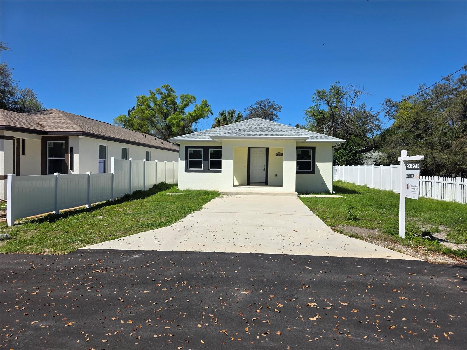 3704 Smith Tree St photo 1