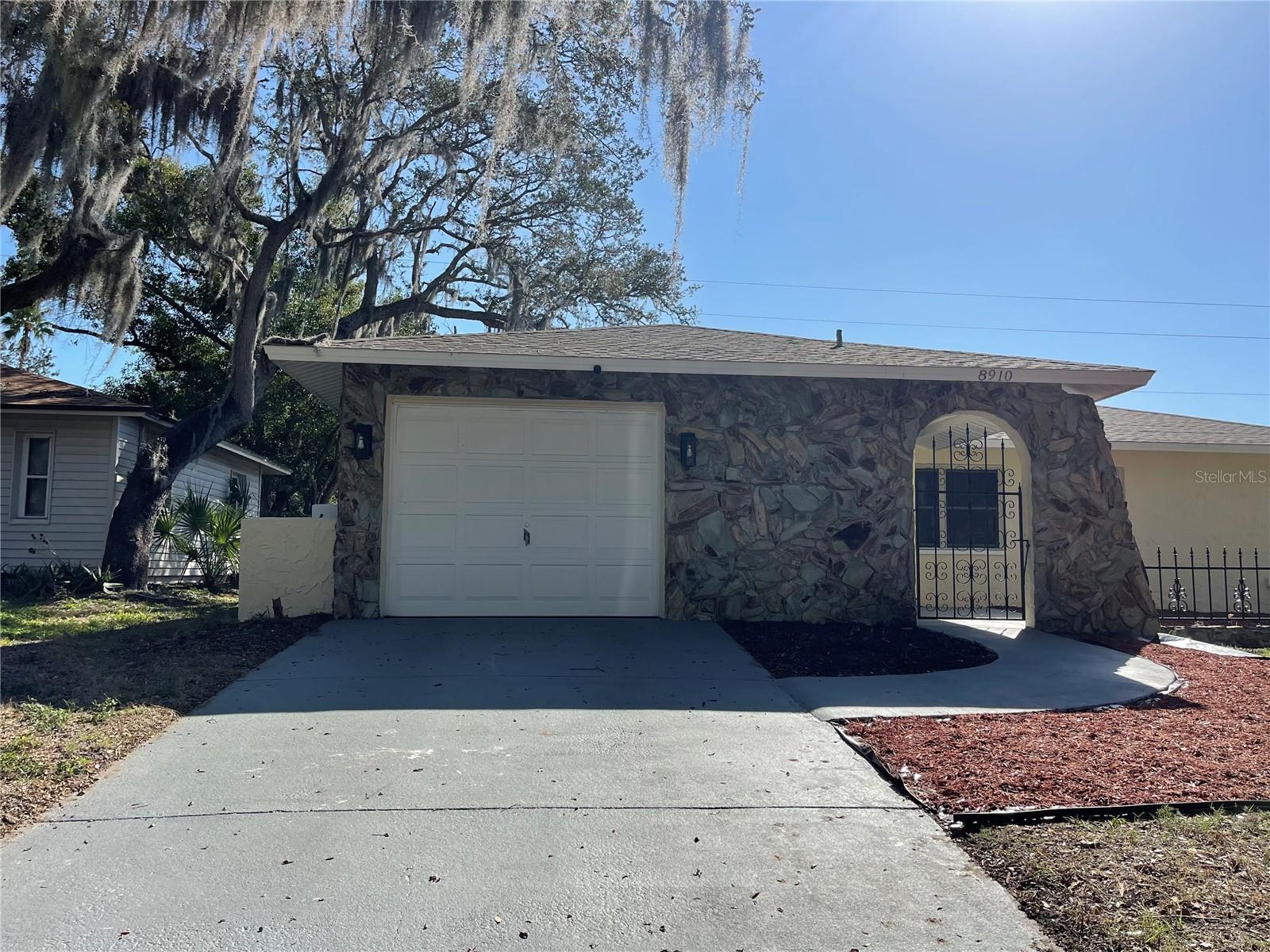 8910 Elm Leaf CT photo 1