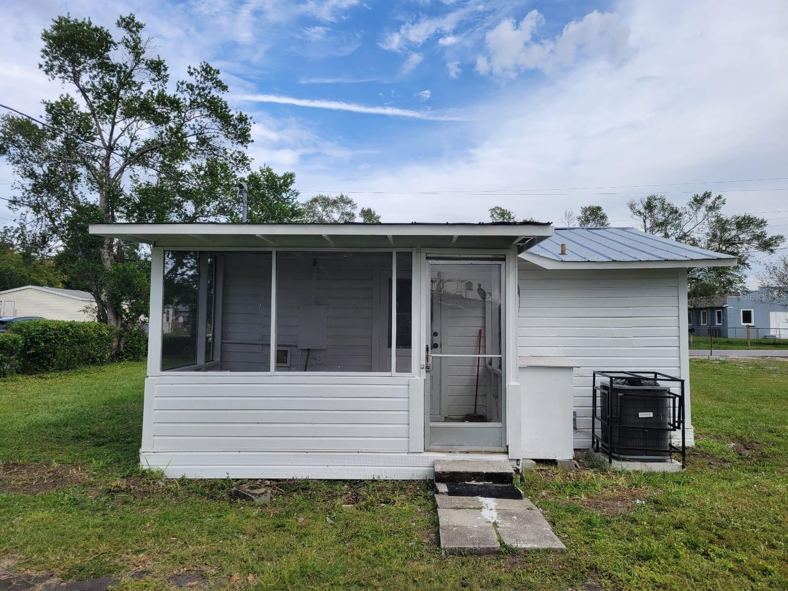 1058 N Davis Ave photo 1