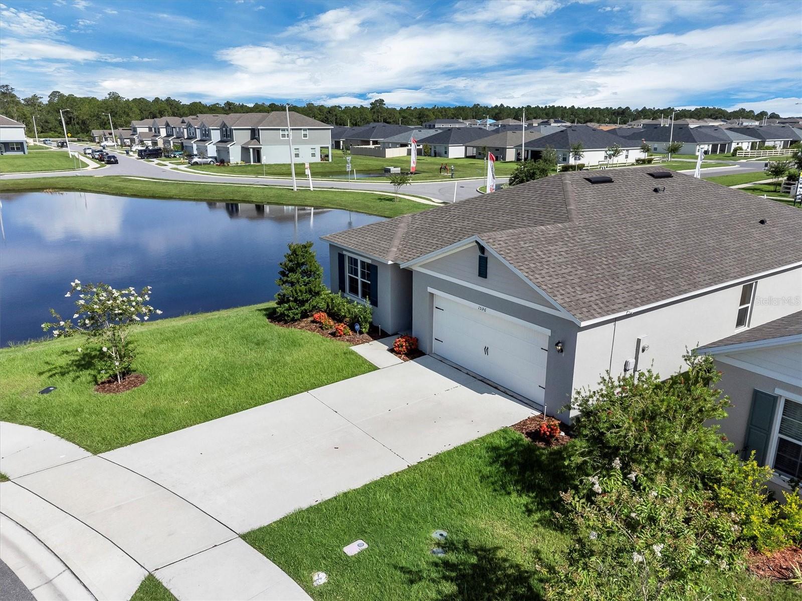 1596 Leamington Ln photo 1