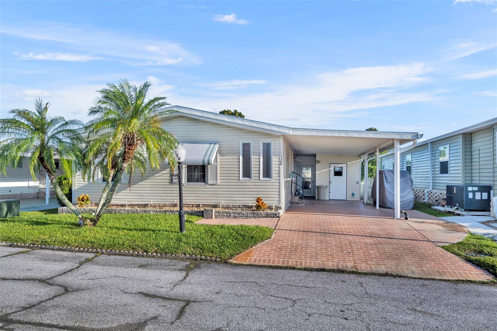 120 Victoria Dr photo 1