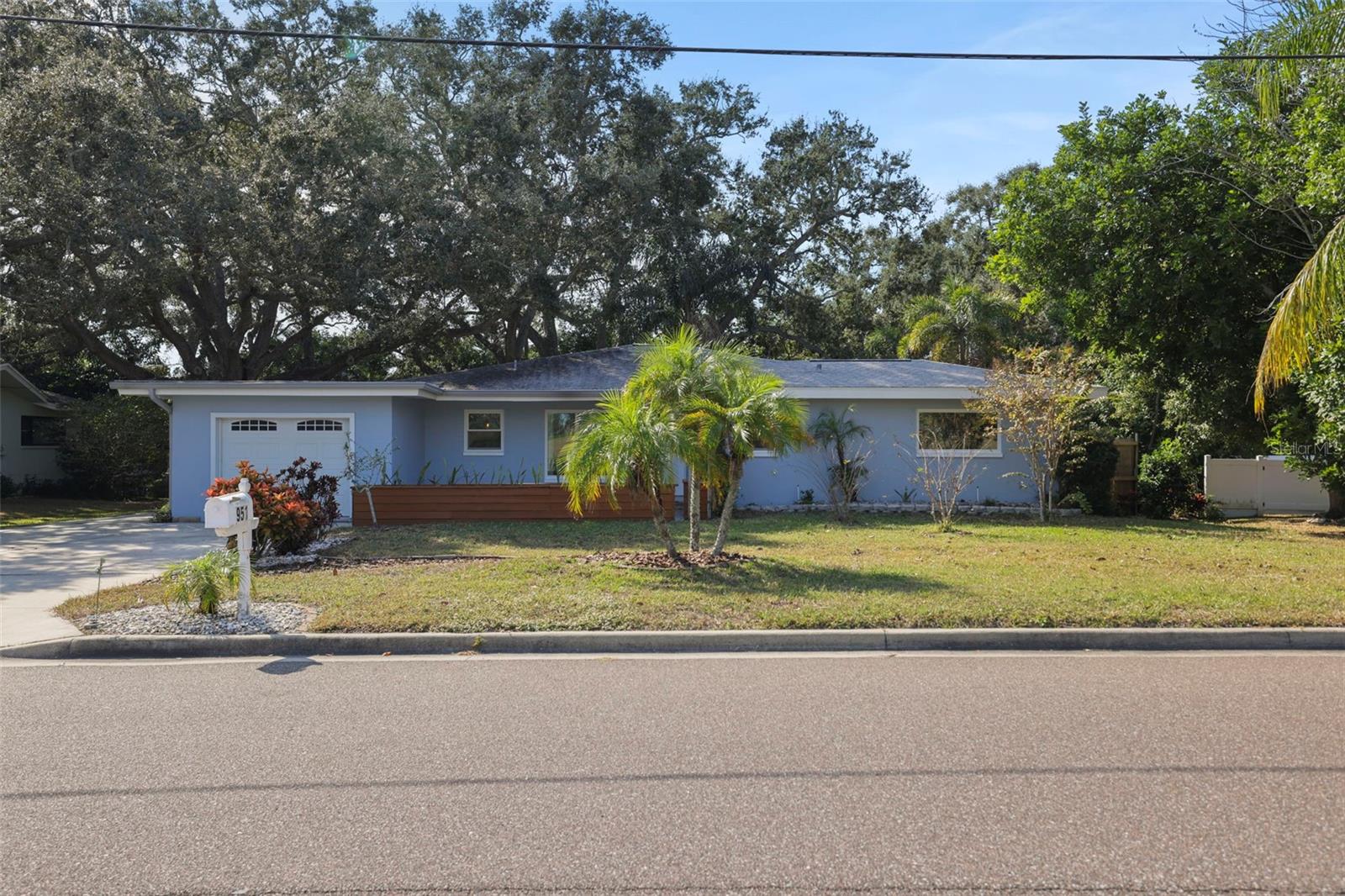 951 Greenway Ave photo 1