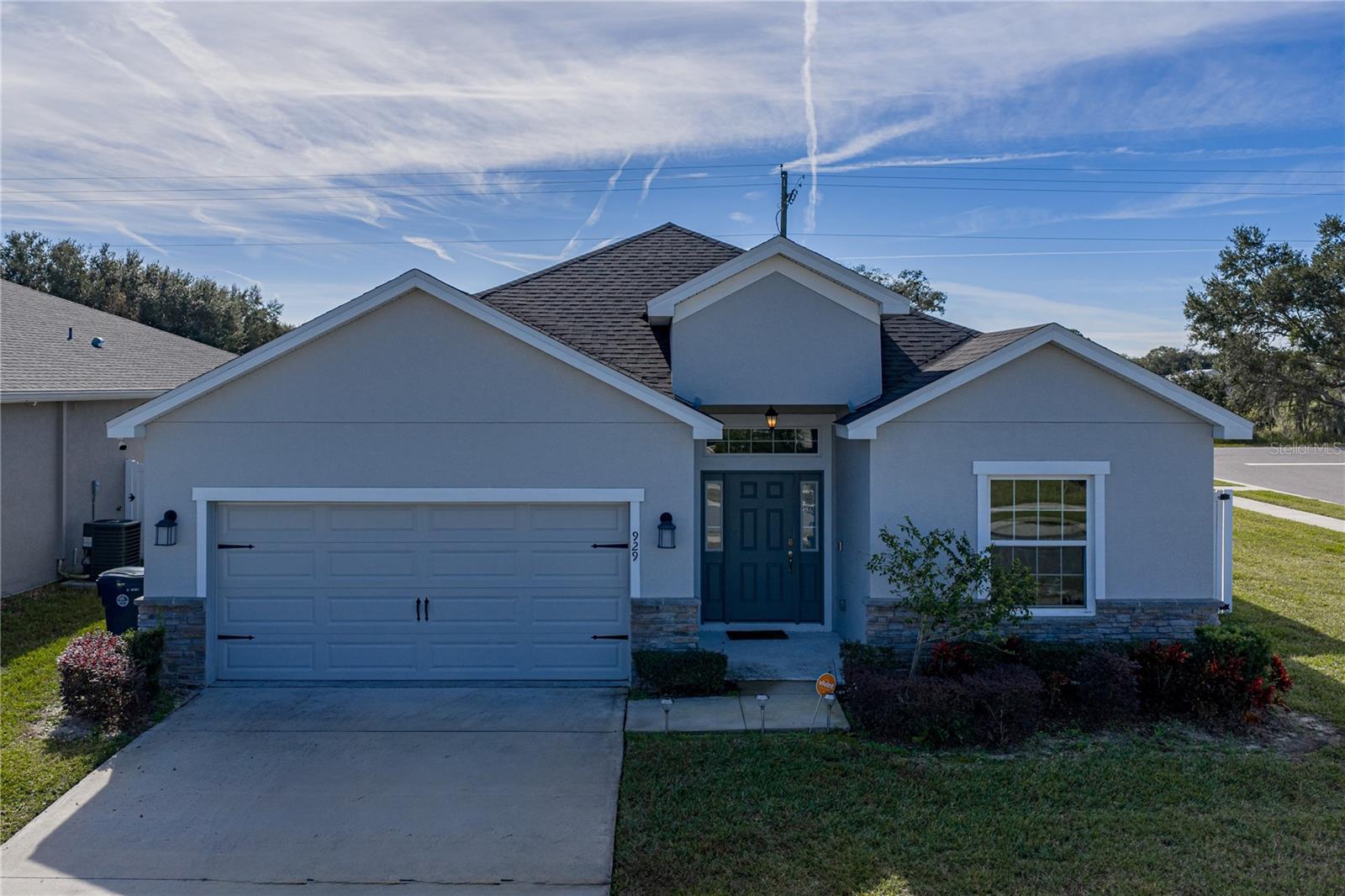 929 Montgomery Ln photo 1