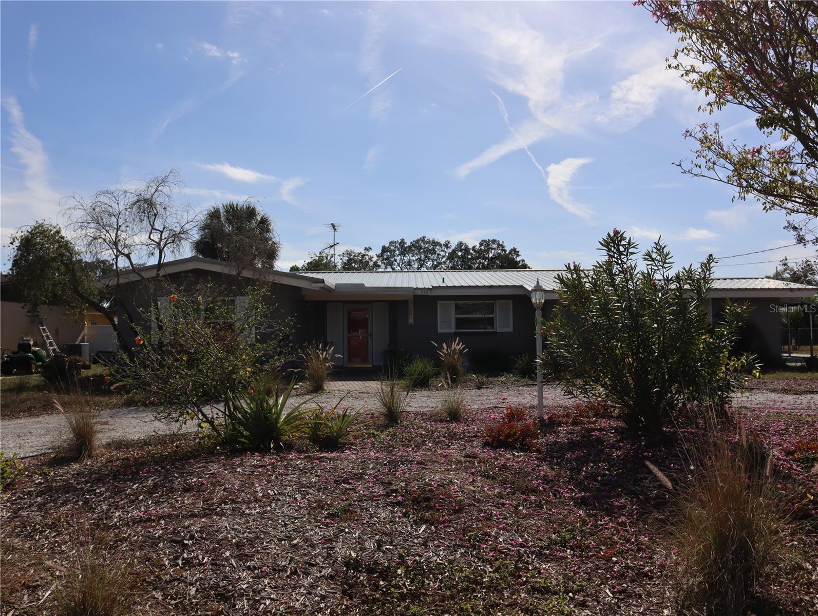 940 Oleander Dr SE photo 1