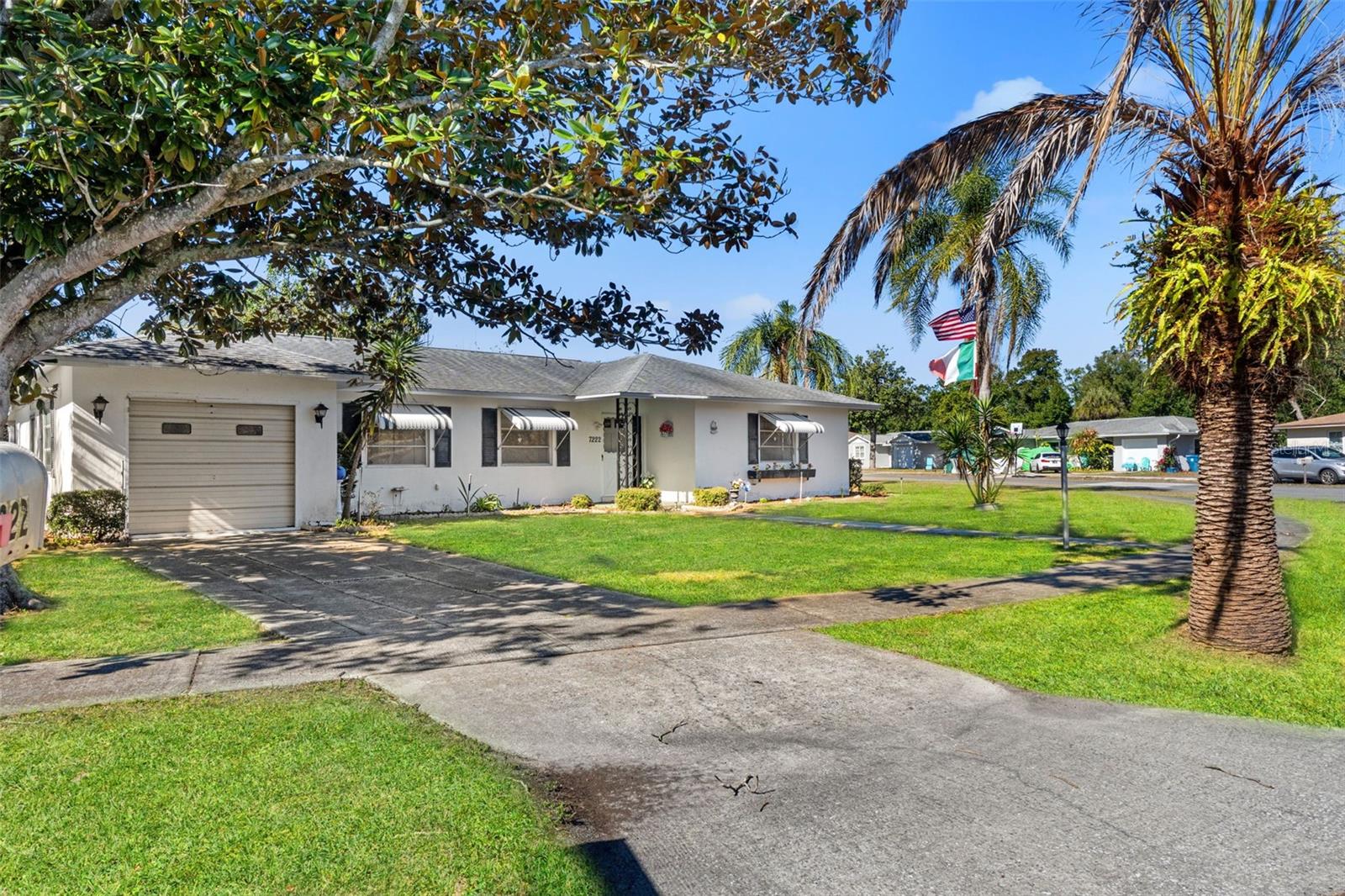 7222 Holiday Dr photo 1