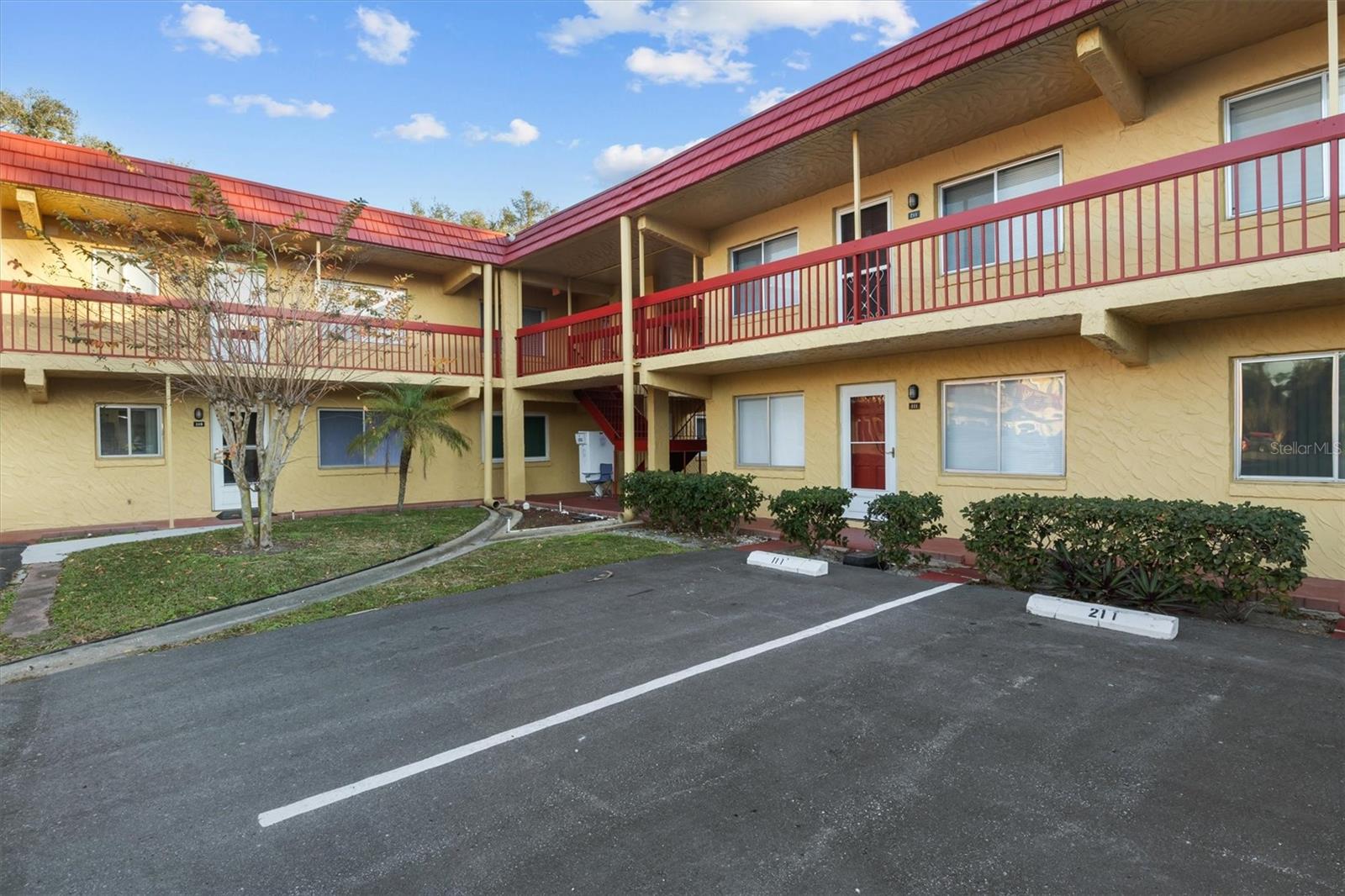 400 El Camino Dr #210 photo 1